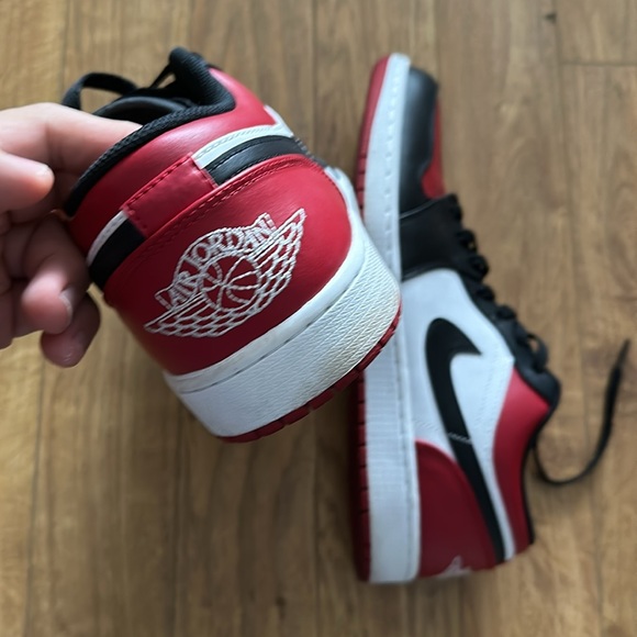 Jordan 1 Low Red Sneakers - Picture 5 of 7